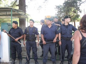 Operativo policial para finalizar obra ilegitima, resistida por los vecinos.